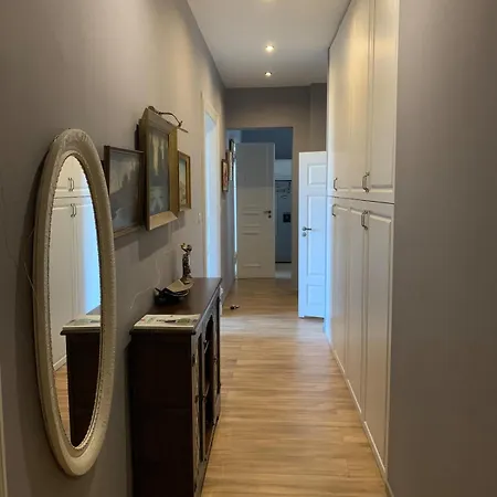 3 Bedroom Spacious Cozy In Center *